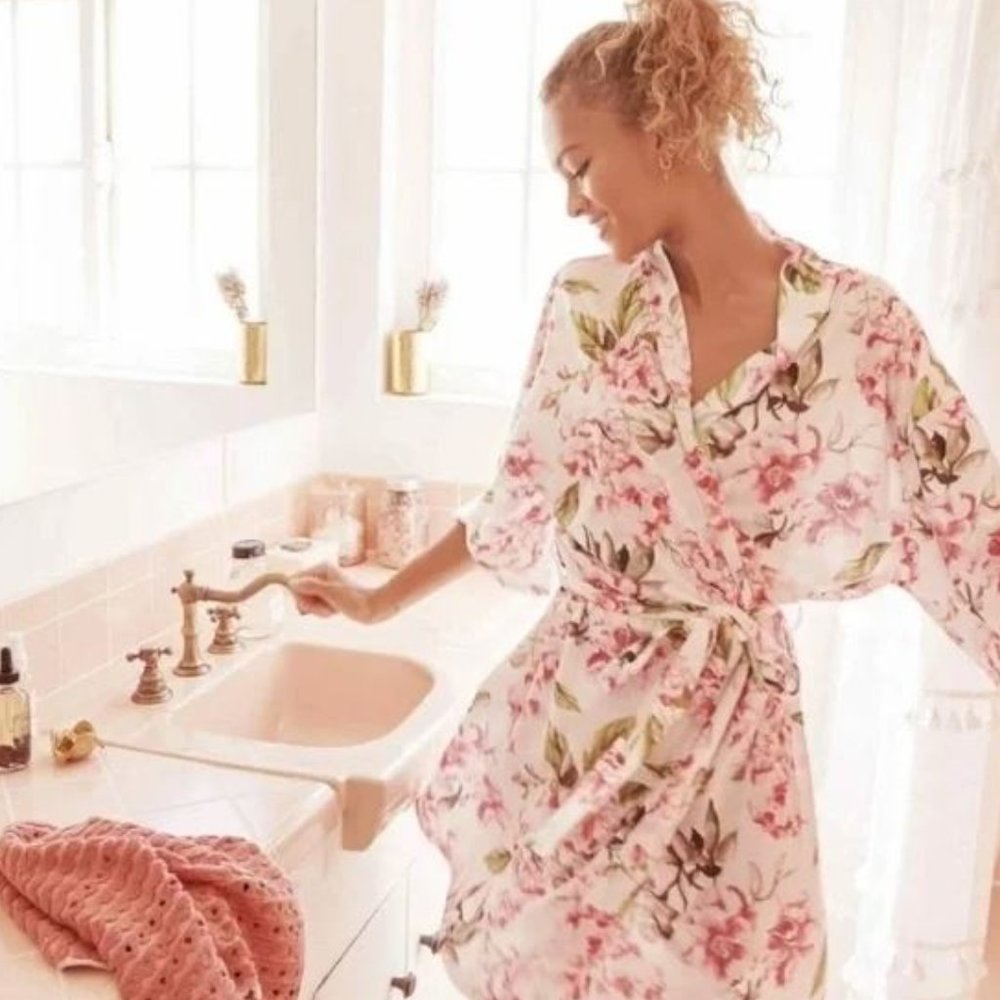 SHOW ME YOUR MUMU BRIE Garden of Blooms Floral White Pink KIMONO Robe